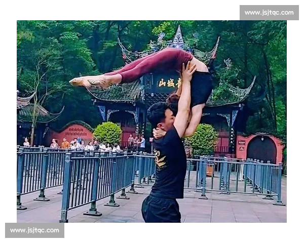 千万粉杂技夫妻暂别：16 年顶人绝技背后的颈椎危机